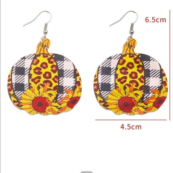 Adorable NWT Fall Themed Earrings - Picture 2 of 4